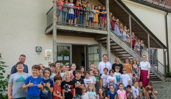 Die Schülerinnen und Schüler der Hans-Stethaimer-Schule werden für die nächsten ca. 1 ½ Jahre auf der längsten Burg der Welt unterrichtet. Die Altstadtschule wird saniert und so dient das ehemalige Athanor-Gebäude als Interims-Schule. Erster Bürgermeister Florian Schneider hat die Kinder und die Lehrer auf der Burg besucht: Thomas Stadler (vl.), Erster Bürgermeister Florian Schneider, Schulleiterin Julia Schumergruber, Ruth Schweizer, Ingrid Tischlinger sowie Isabella Kosmetschke Fotocredit: Stadt Burghausen / Königseder
