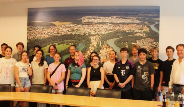 Im Sommer nach Burghausen: Derzeit besuchen 16 Teenager aus Dexter (Michigan) Burghausen. Erster Bürgermeister Florian Schneider begrüßte die Gruppe im Rathaus © Stadt Burghausen/sast