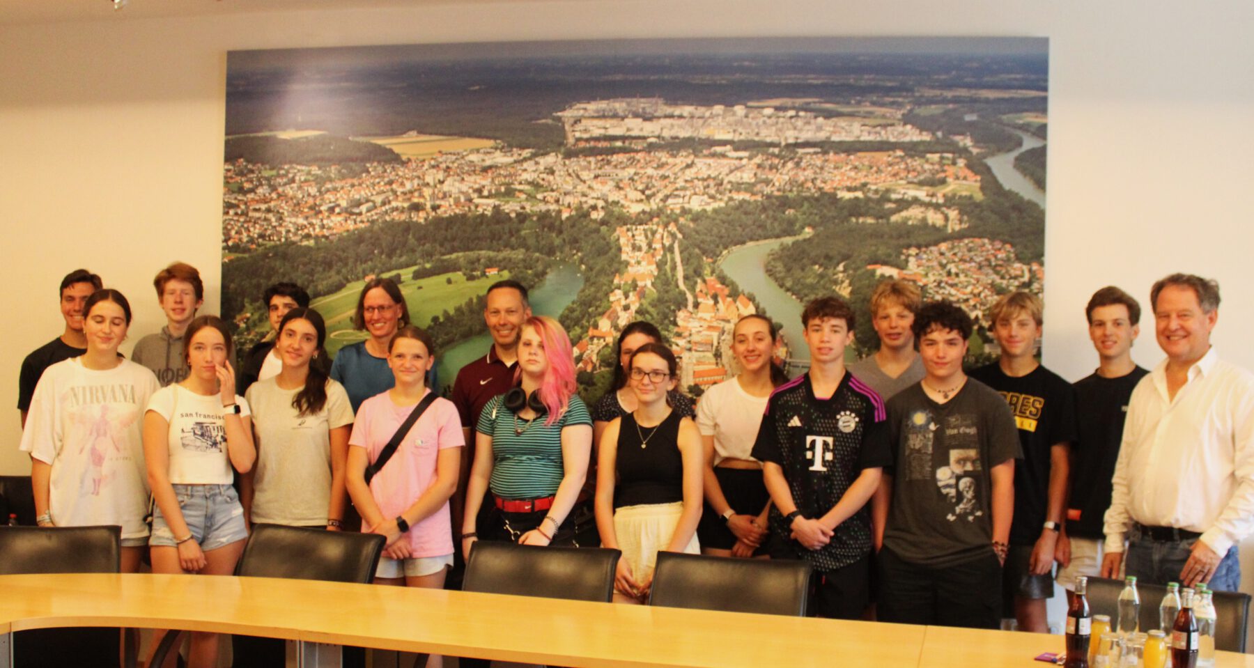 Im Sommer nach Burghausen: Derzeit besuchen 16 Teenager aus Dexter (Michigan) Burghausen. Erster Bürgermeister Florian Schneider begrüßte die Gruppe im Rathaus © Stadt Burghausen/sast