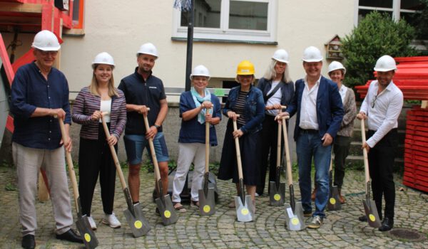 Für den offiziellen Startschuss der Baumaßnahmen an der Hans-Stethaimer-Schule trafen sich alle Beteiligten im Innenhof der Schule: (v.li.) Andreas Kampik vom Architekturbüro Kampik aus München, Bauleiterin Martina Weilbuchner vom Ingenieurbüro Wagner & Weilbuchner, Polier Werner Achorner, Stadtheimatpflegerin Friederike Stückler, Schulleiterin Julia Schumergruber, Beatrice Kössl, Architekturbüro Kampik, Erster Bürgermeister Florian Schneider, Patricia Bader, Architekturbüro Kampik und Manfred Winkler, Stadtbaumeister Fotocredit: Stadt Burghausen / sast