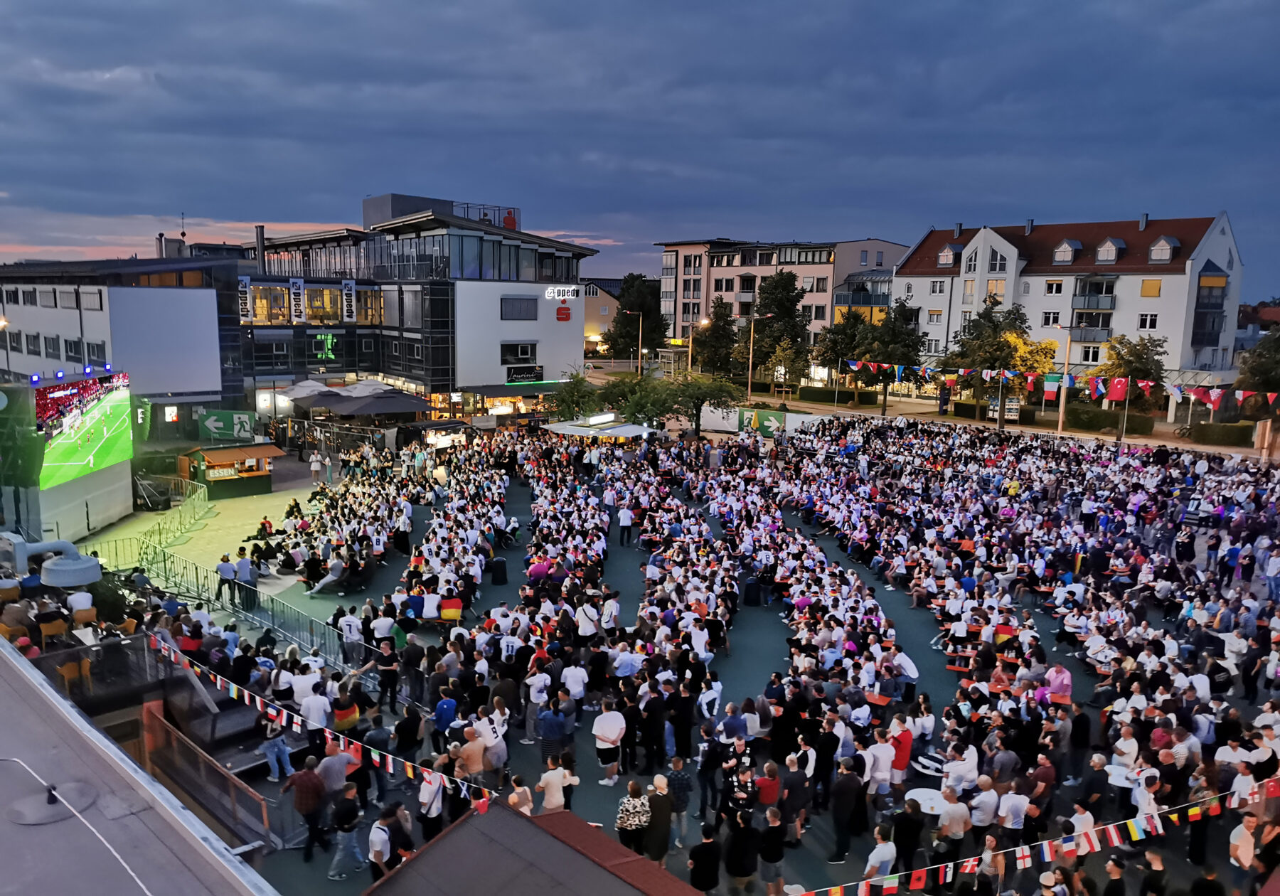 Public Viewing 2024: Zusatzübertragung am 2. Juli Arena am Bürgerhaus: Zwei zusätzliche Spiele im Achtelfinale werden gezeigt Burghausen. Die Stadt überträgt in der Public Viewing Arena am Bürgerplatz am 02.07.2024 zusätzlich das Österreich-Spiel gegen die Türkei um 21 Uhr. Auch das Spiel vorher um 18 Uhr (Rumänien : Niederlande) ist am Bürgerplatz auf der LED Leinwand zu sehen. Der Eintritt ist frei. Alles Informationen unter www.burghausen.de Foto: Public Viewing in Burghausen Fotocredit: vhs Fotogruppe
