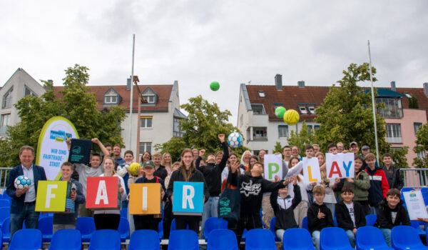 PM 185 Fair Play Schüler mit Fairen Bällen mit Bürgermeister Schneider und Steuerungsgruppe Fairtrade