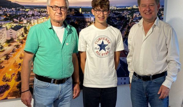 Praktikant Jules Verdier aus Fumel bei seiner Verabschiedung mit Helmut Fabian (l.) und Erstem Bürgermeister Florian Schneider © Stadt Burghausen Praktikant Jules Verdier aus Fumel bei seiner Verabschiedung mit Helmut Fabian (l.) und Erstem Bürgermeister Florian Schneider © Stadt Burghausen