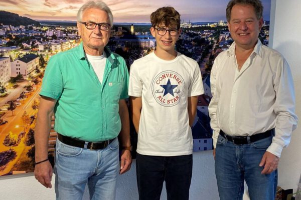 Praktikant Jules Verdier aus Fumel bei seiner Verabschiedung mit Helmut Fabian (l.) und Erstem Bürgermeister Florian Schneider © Stadt Burghausen