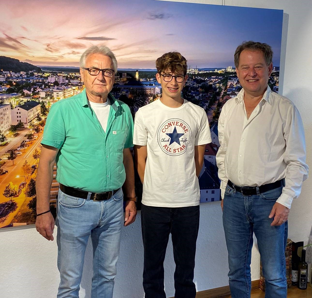 Praktikant Jules Verdier aus Fumel bei seiner Verabschiedung mit Helmut Fabian (l.) und Erstem Bürgermeister Florian Schneider © Stadt Burghausen