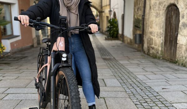 Die städtische Mitarbeterin (Hochbauamt) Vanessa Duscher kommt fast täglich mit dem Rad zur Arbeit. Foto Königseder