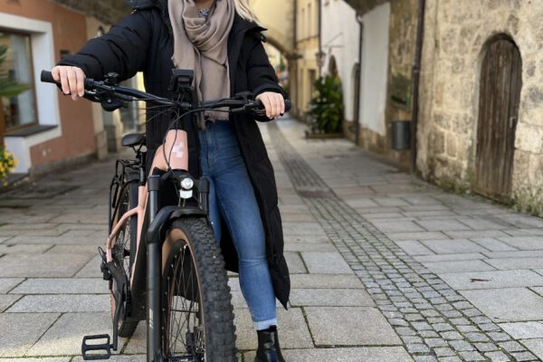 Vanessa Duscher kommt täglich mit dem Jobrad in die Arbeit Foto köx Die städtische Mitarbeterin (Hochbauamt) Vanessa Duscher kommt fast täglich mit dem Rad zur Arbeit. Foto Königseder