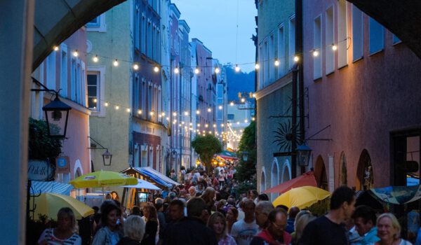 Stimmungsvoll präsentieren sich die Grüben beim Brückenfest. Fotocredit: Burghauser Touristik