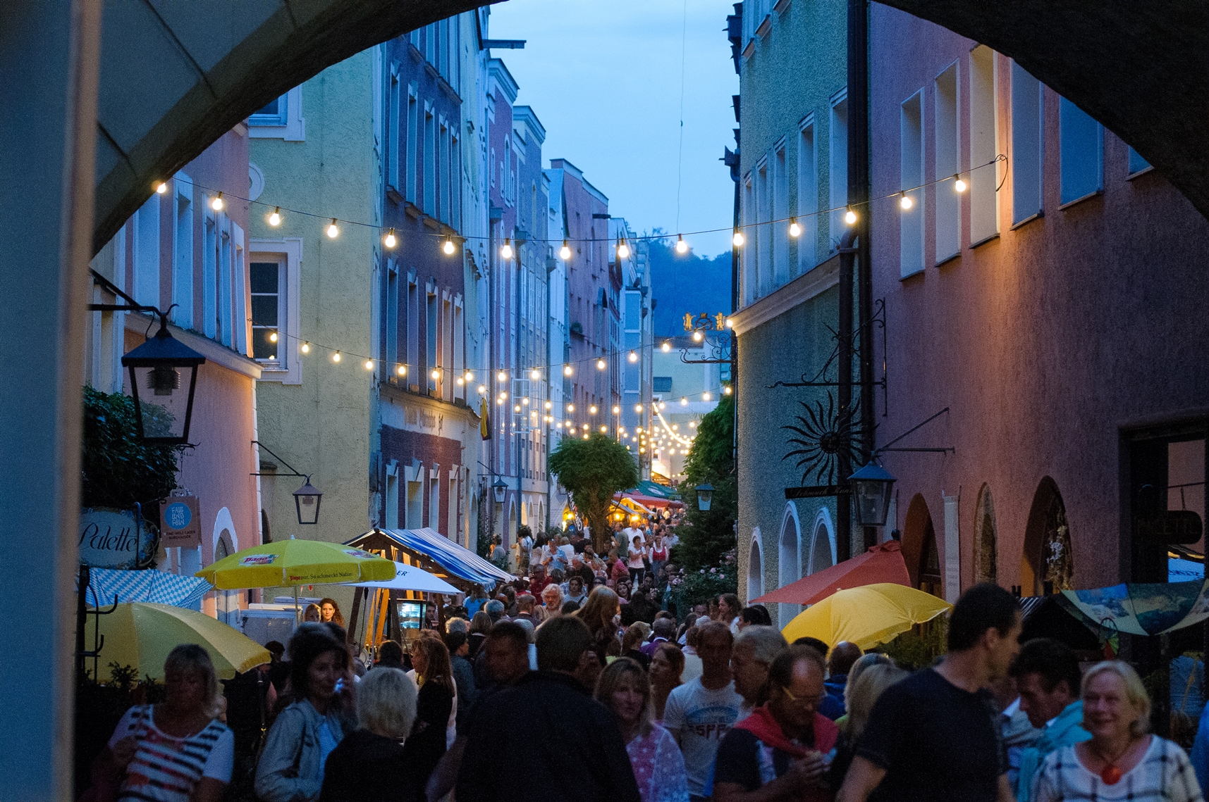 Stimmungsvoll präsentieren sich die Grüben beim Brückenfest. Fotocredit: Burghauser Touristik