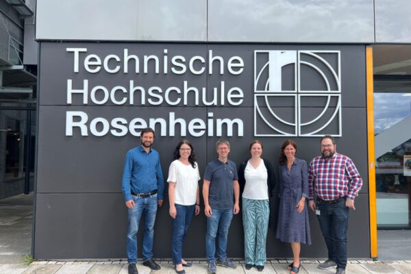 Dekanatwahl_2024_Campus_Burghausen Die Dekanatsmitglieder von links: Prof. Dr. Johannes Lindner, Prof. Dr. Angela Klüpfel, Prof. Dr. Dominik Pentlehner, Prof. Dr. Manuela List, Prof. Dr. Silvia Seibold und Prof. Dr. Arno Bücken. Bild: Maria Grill