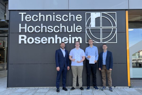 Dominik Gschwendtner (kaufmännischer Geschäftsleiter der InfraServ Gendorf), Johannes Mairiedl, Sebastian Sedlmeier und Professor Dominik Pentlehner. Bild: Eva Regau