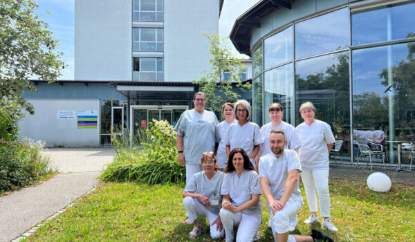 Pflegeleiterin Bianca Kreil (links) mit einem Teil des 31-köpfigen Teams der Kurzzeitpflege Burghausen. Foto: Schmitzer/InnKlinikum