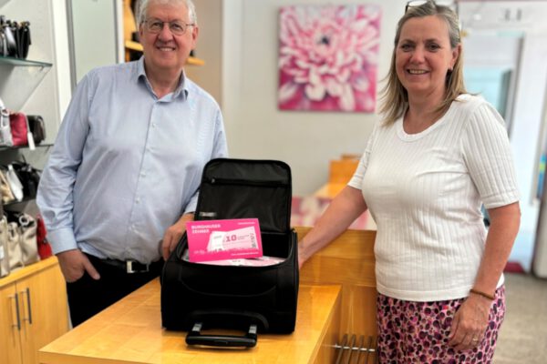 BU: Werbering Burghausen: Petra Forstpointner (1. Vorsitzende) und Markus Wohlmannstetter (Ehrenmitglied & Initiator) engagieren sich ehrenamtlich intensiv für den Burghauser Zehner und der damit verbundenen Förderung der lokalen Wirtschaft.