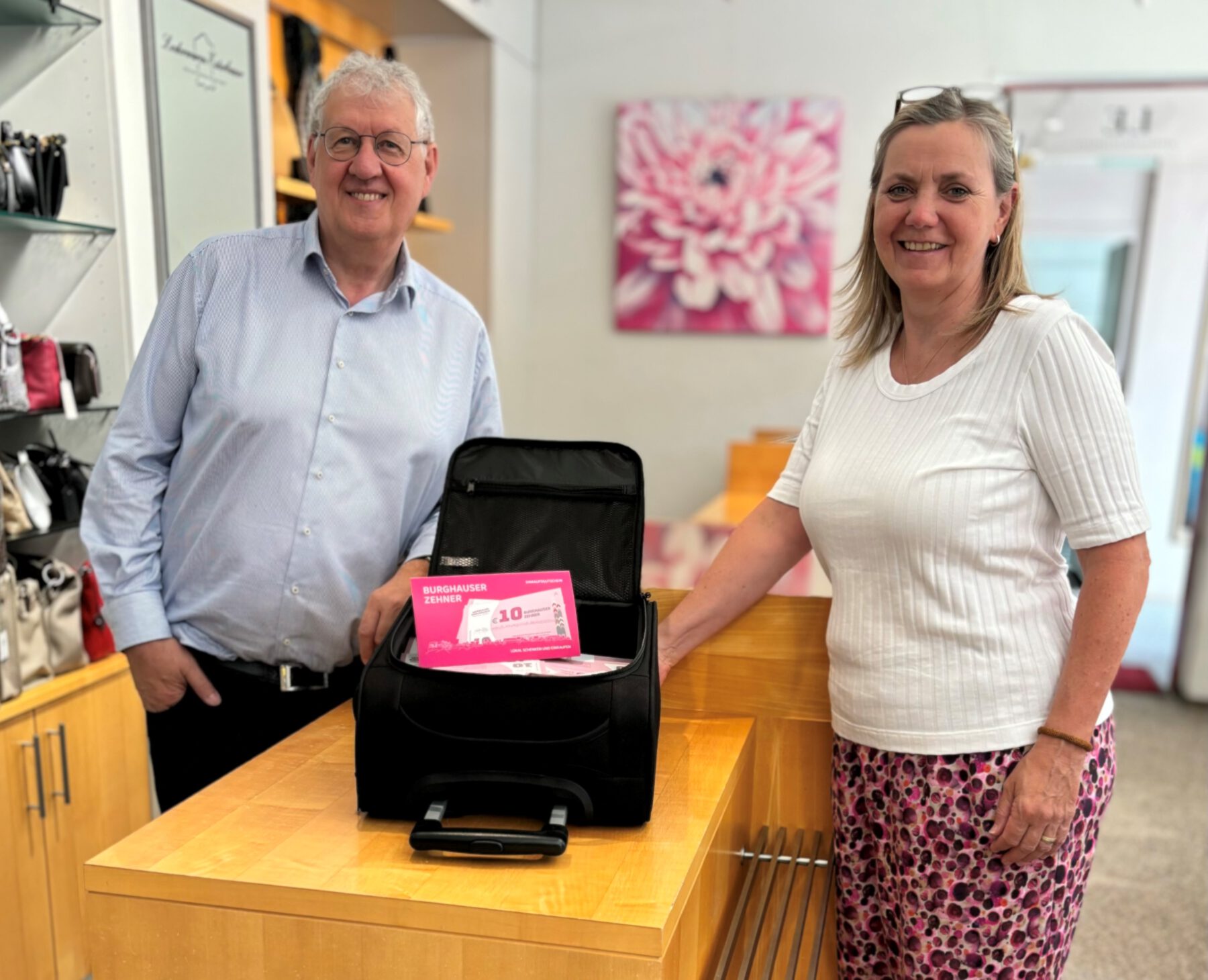 BU: Werbering Burghausen: Petra Forstpointner (1. Vorsitzende) und Markus Wohlmannstetter (Ehrenmitglied & Initiator) engagieren sich ehrenamtlich intensiv für den Burghauser Zehner und der damit verbundenen Förderung der lokalen Wirtschaft.