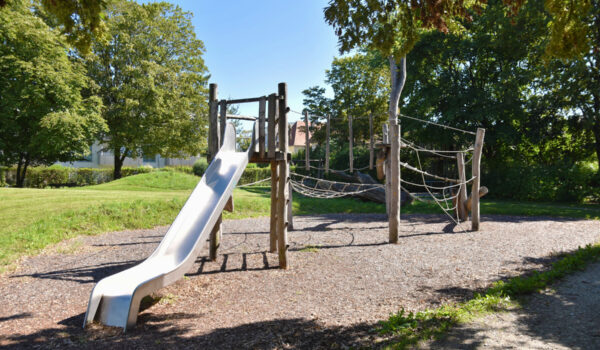 Spielplatz Robert-Koch-Str. 1b © Stadt Burghausen/ebh Spielplatz Robert-Koch-Str. 1b © Stadt Burghausen/ebh