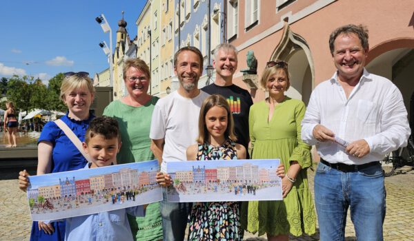 V. l. n. r.: Gertrud Stadler, Rektorin der Hans-Kammerer-Schule, Zweitklässler Rafael, Margit Burgstaller, Rektorin der Johannes-Hess-Schule, Dritter Bürgermeister Stefan Angstl, Viertklässlerin Heidi, Grafiker Frans Stummer, Julia Schumergruber, Rektorin der Hans-Stethaimer-Schule und Erster Bürgermeister Florian Schneider mit dem Wimmelbild des Burghauser Stadtplatzes. © Stadt Burghausen / ebh