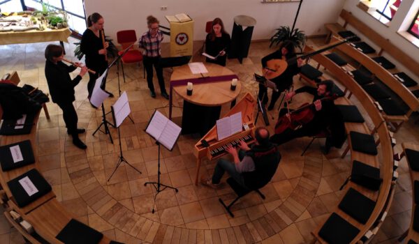 Das Ensemble „… da chiesa e camera“ mit der Burghauser Musikschullehrerin Astrid Eppelsheim spielt am 6. Juli 2024 ein Konzert in der Kirche Hl. Kreuz. © da chiesa e camera