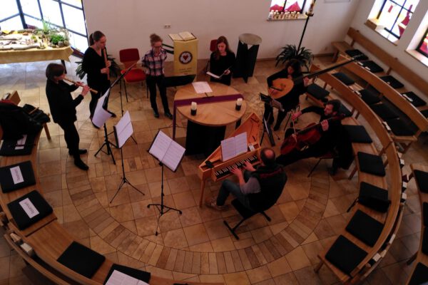 PM 179 Stadt Burghausen Barockkonzert in der Kirche Hl. Kreuz Foto La Chiesa e camera Das Ensemble „… da chiesa e camera“ mit der Burghauser Musikschullehrerin Astrid Eppelsheim spielt am 6. Juli 2024 ein Konzert in der Kirche Hl. Kreuz. © da chiesa e camera
