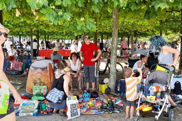 Das Familienreferat der Stadt Burghausen freut sich auf ein buntes Treiben beim großen Burghauser Kinderflohmarkt. © Stadt Burghausen/Haus der Familie Das Familienreferat der Stadt Burghausen freut sich auf ein buntes Treiben beim großen Burghauser Kinderflohmarkt. © Stadt Burghausen/Haus der Familie