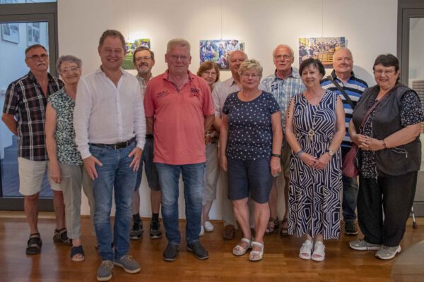 Mitglieder des Erzgebirgsvereins Hohenstein-Ernstthal besuchten Burghausen zum Burgfest-Wochenende. Fred Starflinger, stell. Referent für Hohenstein-Ernstthal des Städtepartnerschaftsvereins (l.), Erster Bürgermeister Florian Schneider (3. v. l.) und Herbert Herzog (5. v. l.), Erster Vorsitzender des Erzgebirgsvereins Hohenstein-Ernstthal © Stadt Burghauen / ebh