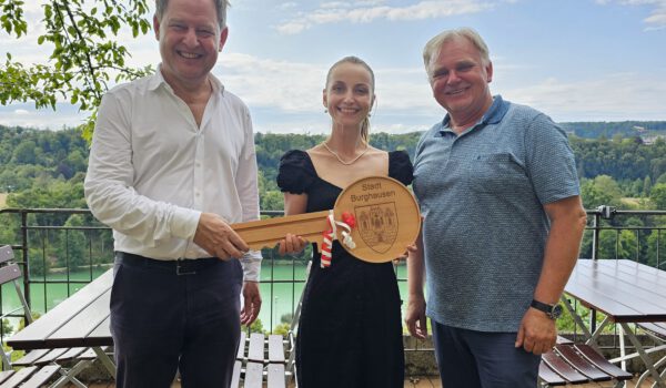 Offizielle Schlüsselübergabe an die neue Pächterin des Burgcafés: Erster Bürgermeister Florian Schneider (v. l.), die neue Pächterin Svetlana Stadler und Burgverwalter Heinz Donner. © Stadt Burghausen/ebh