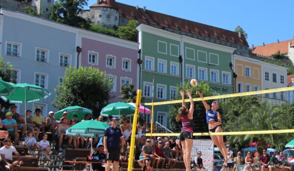 PM 208 Beach-Voleyball vor Traumkulisse mit Burg am Stadtplatz im Juli 2024 Traumkulisse mit der längsten Burg der Welt im Hintergrund: die Arabella Beach-Volleyball-Tour zu Gast in Burghausen 2024. Fotocredit: Katrin Schlösser, SV Wacker e.V.