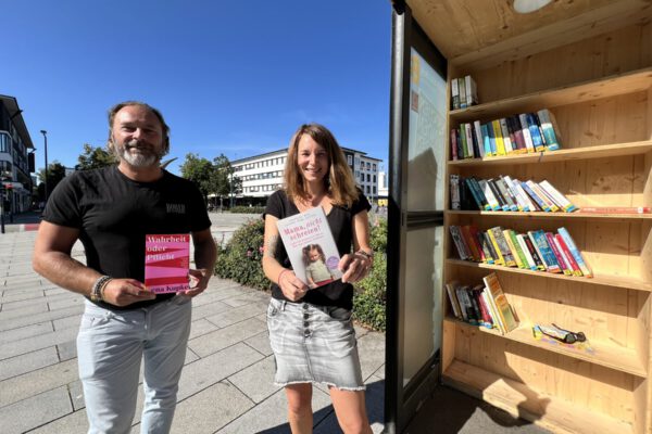 PM 212 Bücher-Telefonzelle jetzt an der Engl-Kreuzung Foto köx