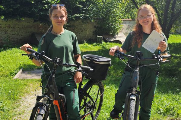 Die FÖJlerinnen Ariane Wacker und Judith Schärl haben für diese Sommerferien die Radl-Rallye organisiert. Über 18 km und mehrere Rätselstationen geht es dafür durch ganz Burghausen. © Stadt Burghausen/ebh