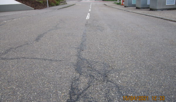 PM 58 Stadt Burghausen Risse im Asphalt