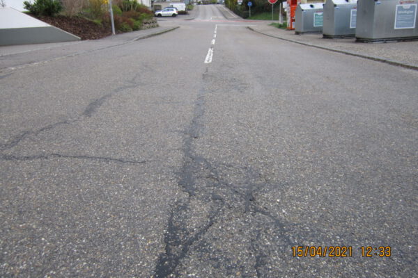 PM 58 Stadt Burghausen Risse im Asphalt