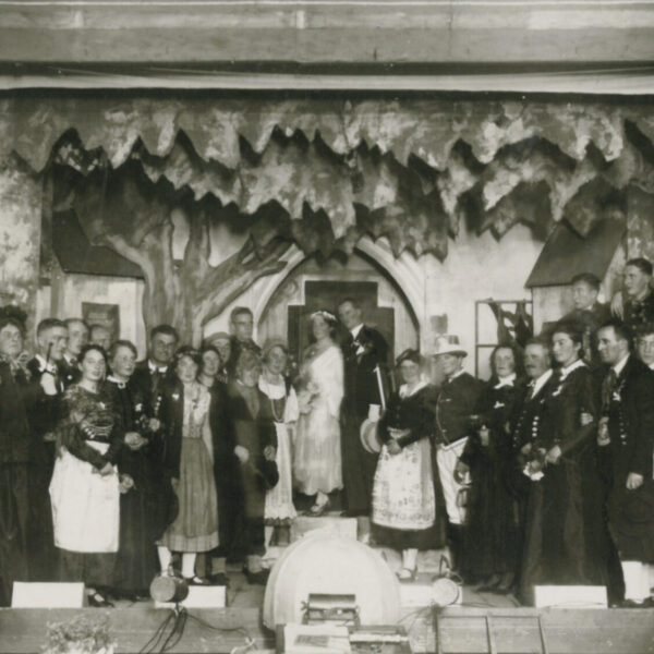 Aufführung eines Theaterstücks im "Ankersaal" 1932 © Haus der Fotografie Burghausen