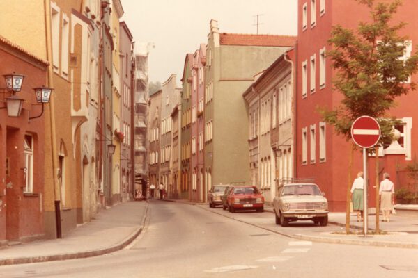 8-7075_Blick von Süd nach Nord Äußere Grüben_Grüben noch als Fahrstraße ausgewiesen die Fahrbahn noch ohne Pflasterung_1977