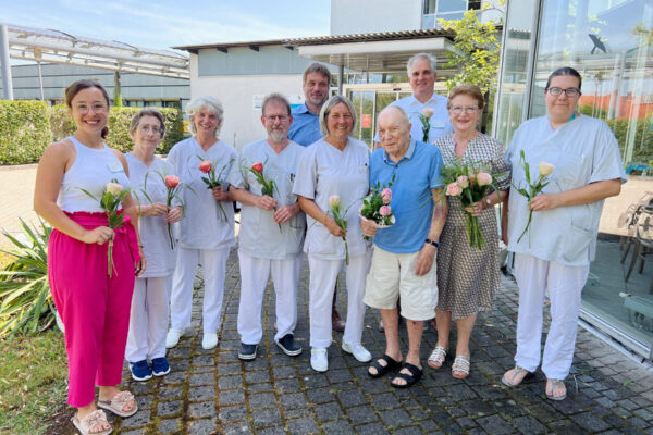 Freude über den gelungenen Start der Kurzzeitpflege in Burghausen: (Vorne v.li.) Corinna Petermeier (Leiterin Sozialdienst), Birgit Jovanovic, Monika Vogt, Ingo Nockemann und Iris Hermann (Pflegefachkräfte und Servicekräfte), Gast Willi Hamm und Ehefrau Ursula, Bianca Kreil (Stellvertretende Pflegedienstleitung). (Hinten v.li.) Christian Kerschner (Einrichtungsleiter) und Thomas Ewald (Vorstandsvorsitzender InnKlinikum). Foto: Schmitzer/InnKlinikum
