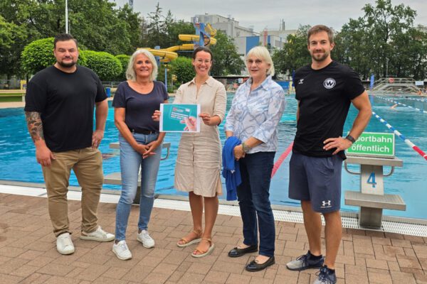 Florian Moser, Bäderleitung und Schwimmschulleiter, Beate Englisch, Frauen-Schwimmkurs, Christine Auberger, Haus der Familie, Familienreferentin Doris Graf und Anton Würländer von der Kindersportschule SV Wacker schaffen beste Voraussetzungen, um in Burghausen Schwimmen zu lernen © Stadt Burghausen/cha Florian Moser, Bäderleitung und Schwimmschulleiter, Beate Englisch, Frauen-Schwimmkurs, Christine Auberger, Haus der Familie, Familienreferentin Doris Graf und Anton Würländer von der Kindersportschule SV Wacker schaffen beste Voraussetzungen, um in Burghausen Schwimmen zu lernen © Stadt Burghausen/cha