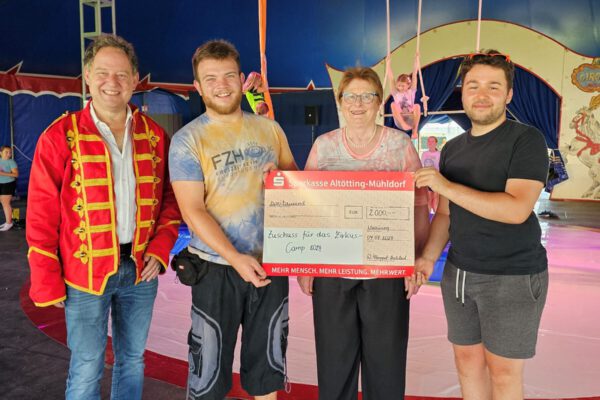 Der Verein ProPräventiv Altötting e. V. spendet 2.000 Euro an das Zirkuscamp. Erster Bürgermeister Florian Schneider (links), Marcel Anslinger, Leiter des Freizeitheims und Zeltmeister, Waltraud Himpsl-Philibert, Vorsitzende des Vereins ProPräventiv Altötting e. V., und David Broz, Vorsitzender des Fördervereins für die Jugendarbeit in der Stadt Burghausen e. V © Stadt Burghausen/ebh Der Verein ProPräventiv Altötting e. V. spendet 2.000 Euro an das Zirkuscamp. Erster Bürgermeister Florian Schneider (links), Marcel Anslinger, Leiter des Freizeitheims und Zeltmeister, Waltraud Himpsl-Philibert, Vorsitzende des Vereins ProPräventiv Altötting e. V., und David Broz, Vorsitzender des Fördervereins für die Jugendarbeit in der Stadt Burghausen e. V © Stadt Burghausen/ebh