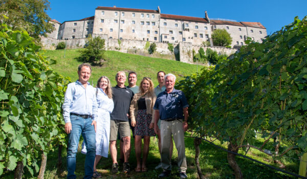 Weinbergbesichtigung in Burghausen: Extra aus Passau angereist ist das Ehepaar Weizenberger. Erster Bürgermeister Florian Schneider begrüßte die neuen Winzer aus Niederbayern herzlich. V.l. Erster Bürgermeister Florian Schneider, Eva und Hubert Weizenberger, Thomas Pfeifenthaler, Ines Huber vom Umweltamt, Sarah Freudlsperger Leiterin des Umweltamtes sowie Curt Pfeifenthaler. Fotocredit: Stadt Burghausen / Königseder