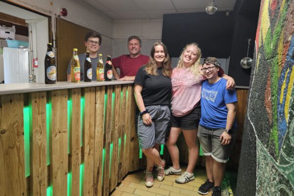 In der neuen Bar des FZH David Waizmann (v.l.), Peter Waizmann, Sarah Waizmann, Lina Spindler sowie Laurin Karsten © Stadt Burghausen/ebh In der neuen Bar des FZH David Waizmann (v.l.), Peter Waizmann, Sarah Waizmann, Lina Spindler sowie Laurin Karsten © Stadt Burghausen/ebh