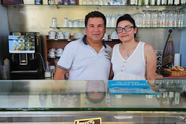 Die neue Pächterin des Kiosks im Burghauser Krankenhaus, Dianeth Gonzales, mit ihrem Ehemann David © Stadt Burghausen/ebh Die neue Pächterin des Kiosks im Burghauser Krankenhaus, Dianeth Gonzales, mit ihrem Ehemann David © Stadt Burghausen/ebh