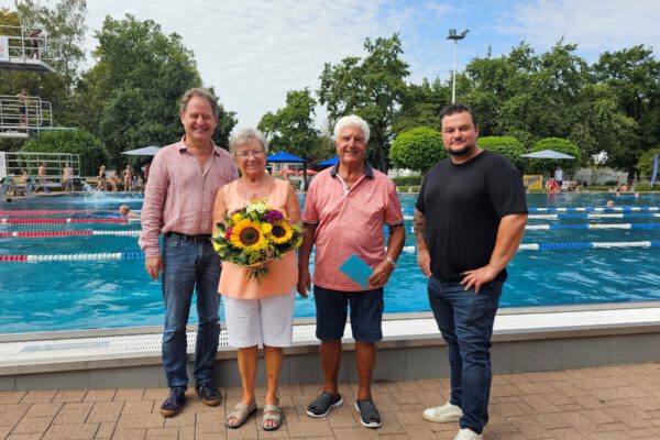 Das Ehepaar Christel und Paul Pieczka waren die 100.000 Besucher des Burghauser Freibads in der Saison 2024. Erster Bürgermeister Florian Schneider und technischer Bäderleiter Florian Moser übergaben dem Ehepaar Blumen und einen Gutschein © Stadt Burghausen/ebh Das Ehepaar Christel und Paul Pieczka waren die 100.000 Besucher des Burghauser Freibads in der Saison 2024. Erster Bürgermeister Florian Schneider und technischer Bäderleiter Florian Moser übergaben dem Ehepaar Blumen und einen Gutschein © Stadt Burghausen/ebh