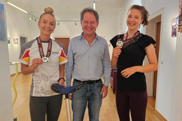 Erster Bürgermeister Florian Schneider beglückwünschte Amelie Herbst (r.) und Lisa Hanny, die bei den Einrad-Weltmeisterschaften 2024 insgesamt 10 Medaillen gewonnen haben. © Stadt Burghausen/ebh Erster Bürgermeister Florian Schneider beglückwünschte Amelie Herbst (r.) und Lisa Hanny, die bei den Einrad-Weltmeisterschaften 2024 insgesamt 10 Medaillen gewonnen haben. © Stadt Burghausen/ebh