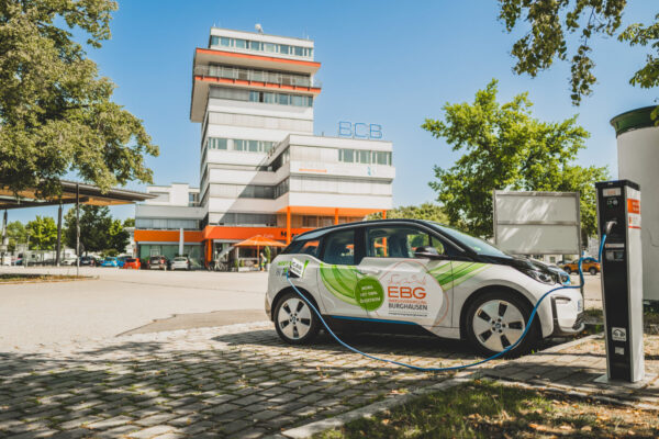 Das Sharing-Auto der EBG steht ab 2. September 2024 am Bahnhof/Berliner Platz in der Neustadt Fotocredit: Manuel Hollenbach für EBG