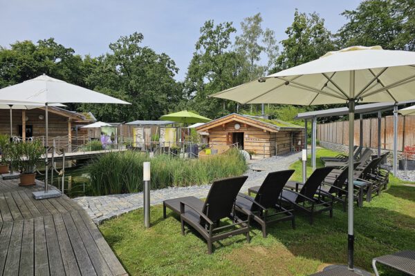 Insgesamt vier Überdachungen bauten die Bäder Burghausen im Saunagarten auf © Stadt Burghausen 2024/ebh