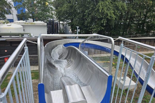 Die neue Rutsche im Burghauser Freibad ist aus Edelstahl und blau lackiert © Bäder Burghausen Die neue Rutsche im Burghauser Freibad ist aus Edelstahl und blau lackiert © Bäder Burghausen