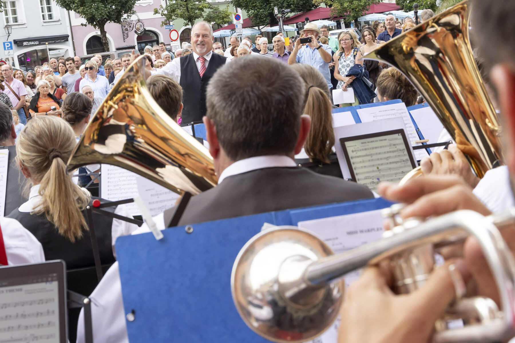 Foto (2) (Wacker Chemie AG): Christian Kremser, Leiter der WACKER-Werkkapelle, bei der Herbstserenade 2023.