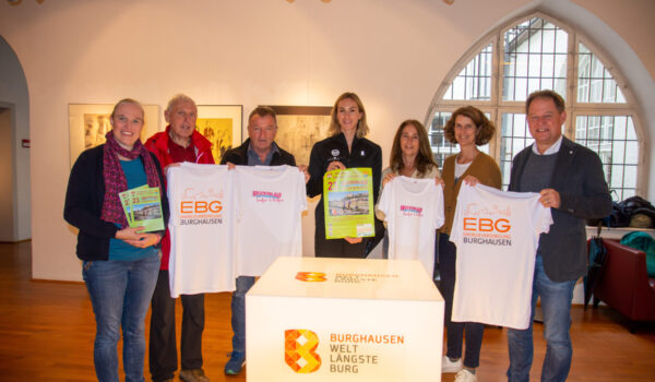 Mitte: Alexandra Burghardt mit v.l. Elli Huster von der Bürgerinsel, Josef Helfensdörfer und neben ihm Johann Breckner als ehrenamtliche Organisatoren, Alex Burghardt, Dagmar Riesinger vom SV Wacker, Tanja Erb von der EBG sowie Erster Bürgermeister Florian Schneider.