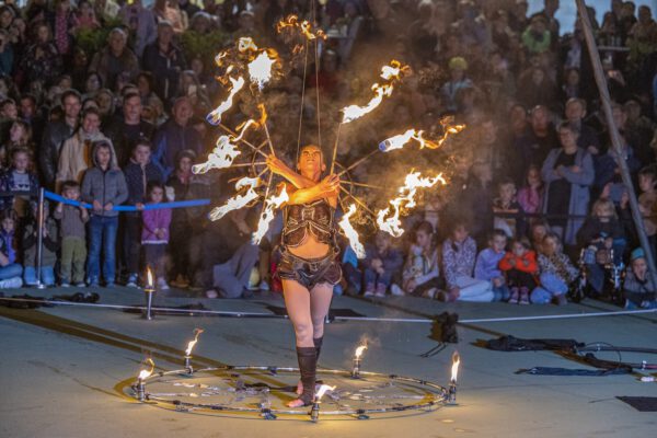 Die Feuershow bringt die Besucher zum Staunen. © Burghauser Touristik Die Feuershow bringt die Besucher zum Staunen. © Burghauser Touristik
