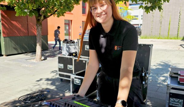 Alina Wöltje ist Auszubildende zur Fachkraft für Veranstaltungstechnik bei der Stadt Burghausen und kennt sich mich Mischpulten und Lichttechnik inzwischen gut aus © Stadt Burghausen/ebh Alina Wöltje ist Auszubildende zur Fachkraft für Veranstaltungstechnik bei der Stadt Burghausen und kennt sich mich Mischpulten und Lichttechnik inzwischen gut aus © Stadt Burghausen/ebh