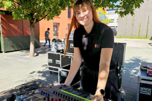 Alina Wöltje ist Auszubildende zur Fachkraft für Veranstaltungstechnik bei der Stadt Burghausen und kennt sich mich Mischpulten und Lichttechnik inzwischen gut aus © Stadt Burghausen/ebh