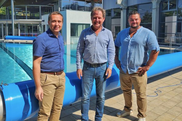 Kaufmännischer Bäderleiter Stefan Sajdak, Erster Bürgermeister Florian Schneider und technischer Bäderleiter Florian Moser vor einer der neuen Abdeckungen für das Solebecken © Stadt Burghausen/ebh Kaufmännischer Bäderleiter Stefan Sajdak, Erster Bürgermeister Florian Schneider und technischer Bäderleiter Florian Moser vor einer der neuen Abdeckungen für das Solebecken © Stadt Burghausen/ebh