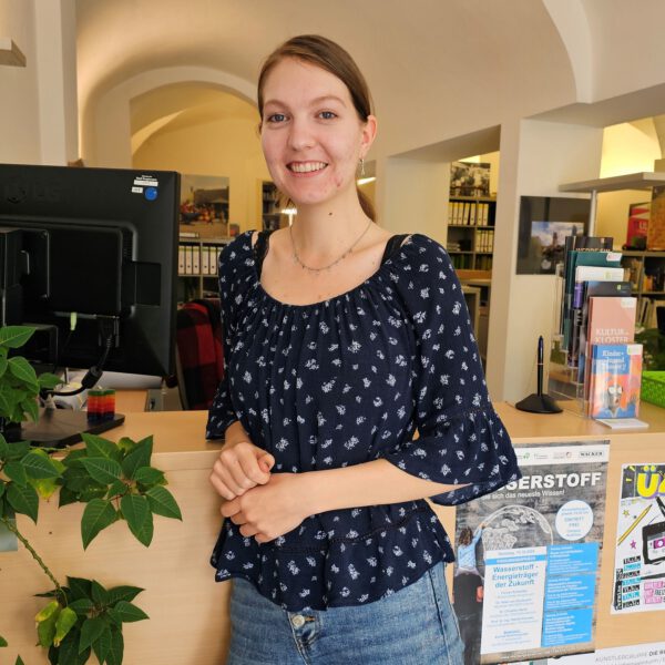 Lena Hartl ist seit Anfang September Bundesfreiwillige im Kulturbüro der Stadt Burghausen. © Stadt Burghausen/ebh Lena Hartl ist seit Anfang September Bundesfreiwillige im Kulturbüro der Stadt Burghausen. © Stadt Burghausen/ebh